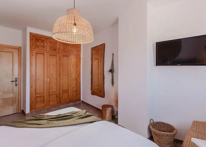 לינה וארוחת בוקר Yanes *