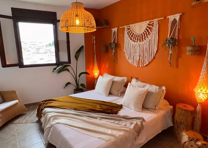 לינה וארוחת בוקר Yanes רונדה